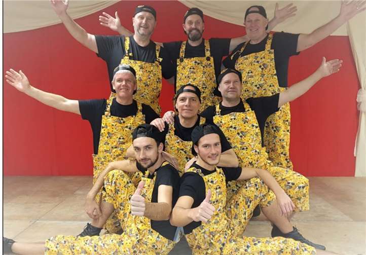 Sie feiern in diesem Jahr das Jubiläum des Männerballets: vorne v.li.n.re.: Marc Schneider und Sven Rausch, Mitte v.li.n.re.: Bernd Kaul, Armin Rausch und Siggi Caspers. Hinten v.li.n.re.: Roger Schneider, Kilian Schumacher und Toni Schmitt. Es fehlen: Trainerin Heike Rausch und Janina Rausch. Foto: privat