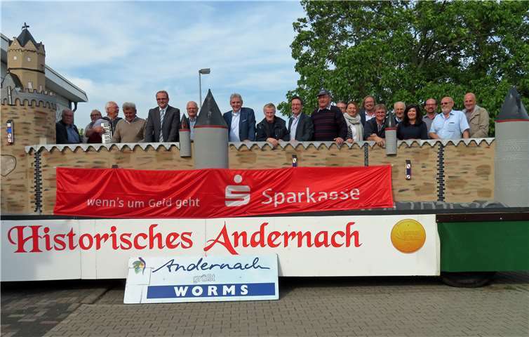 Sie feierten miteinander das Richtfest für den Andernacher RLP-Motivwagen. Einige dürfen sich jetzt darauf freuen, im Wormser Festzug mitzufahren. MKA