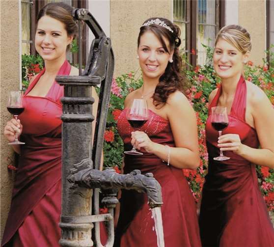 Sie freuen sich auf das Winzerfest in Hammerstein (von links): Weinprinzessin Carolin, Weinkönigin Miriam, Weinprinzessin Annika.privat