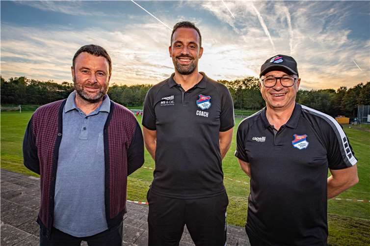 Sie freuen sich auf die zukünftige gemeinsame Zusammenarbeit bei den Eisbachtalern Senioren (von links): Der Sportliche Leiter Patrick Reifenscheidt, der neue Co-Trainer David Meuer und Trainer Thorsten Wörsdörfer.  Foto: Andreas Egenolf