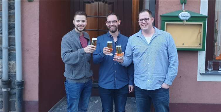 Sie freuen sich auf eine erfolgreiche Kirmes (von rechts): Michael Bröhl (Kirmeshauptmann 2018), René Zilles (Kirmeshauptmann 2019) und Jonas Franzen (Nachthauptmann 2019).Foto: privat