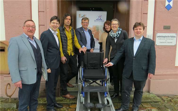 Sie freuen sich, dass das Archiv in Rommersdorf barrierefrei zugänglich ist (v.li.): Hans-Peter Schmitz, Leiter des Amts für Schule und Sport, Bürgermeister Michael Mang, Dr. Reinhard Lahr, Vorsitzender der Stiftung Rommersdorf, Markus Wittlich, Dr. Beate Dorfey, stellvertretende Direktorin des Landeshauptarchivs, Dr. Elsbeth Andre, Direktorin des Landeshauptarchivs, und Bernd Breidenbach, der Leiter des Stadtarchivs Rommersdorf. privat