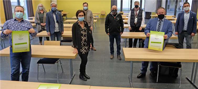 Sie freuen sich, dass die webKiTa am Start ist (von links) Jugendamtsleiter Bernhard Fuchs, Jugendamtsmitarbeiterin Lea Ackermann, der bisherige Jugend- und Sozialamtsleiter Wolfgang Hartmann, Anke Dierdorf, die Koordinatorin für die städtischen Kitas, Karl Oster, Fachbereichsleitung Kindertagesstätten und Kindertagespflege, Thomas Kühlmann, Projektfachleitung, Beigeordneter Ralf Seemann, Oberbürgermeister Jan Einig und Bürgermeister Peter Jung.Foto: Stadtverwaltung