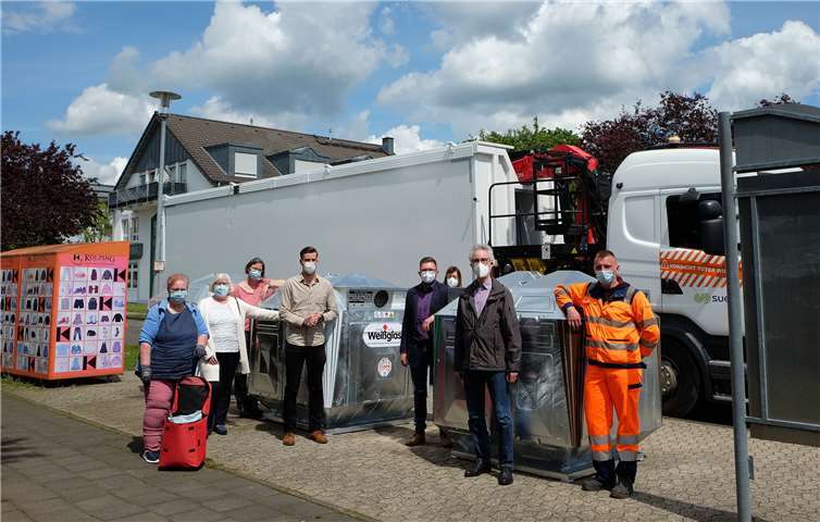 Sie freuen sich gemeinsam über die neuen geräuschärmeren Glascontainer (v.l.n.r.): Gisela Geier, Ilona Rudolf, Katja Seifert, Quartiersmanager Mario Seitz, Torsten Böhner vom städtischen Ordnungsamt, Regine Wilke von der Diakonie, Christoph Jaeger, Apotheker im Ringmarkt und Stefan Sieben von SUEZ.Fotos: privat