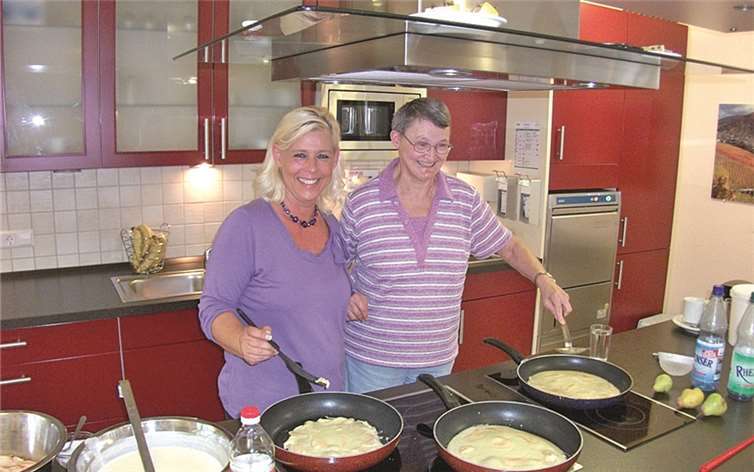 Sie freuen sich mit den Bewohnern auf leckere Apfelpfannkuchen: Claudia Ohmacht, Soziale Betreuung Haus im Rebenhang (l.) und Hannelore Toraman.  privat