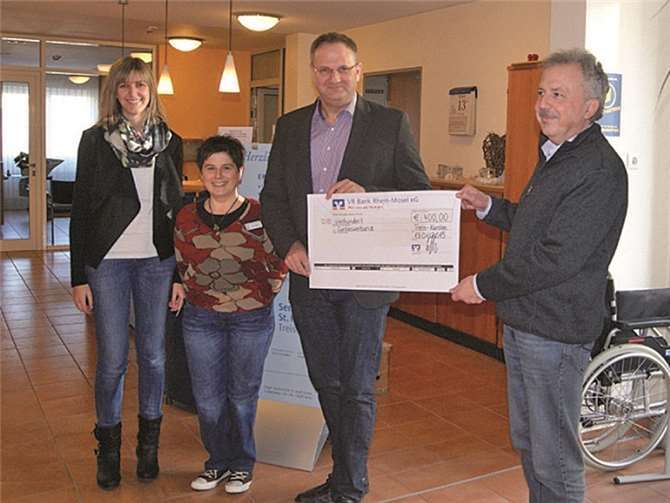 Sie freuen sich nach der Aktion „Eine Million Sterne“ (von links): Nathalie Marx, Ira Gerhartz, Joachim Siebenborn und Rainer Martini.privat