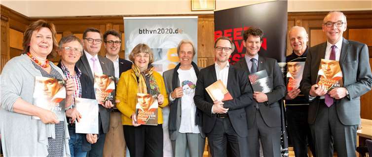 Sie freuen sich schon jetzt auf die Veranstaltungen rund um Ludwig van Beethoven in diesem und im nächsten Jahr (von links): Barbara Hausmanns, Claus Kratzenberg, Ralf Bürkner, Johannes Plate, Ruth Fabritius, Christian Brunnert, Tilmann Böttcher, Dettloff Schwerdtfeger, Arnd Pötter, Raffael Knauber. Foto: JOST