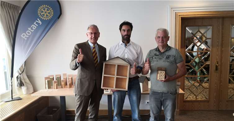 Sie freuen sich über das Projekt (von links): RC-Präsident Dr. Robert Batkiewicz, Maik Rönnefarth und Carl-Heinz Jung.Foto: privat