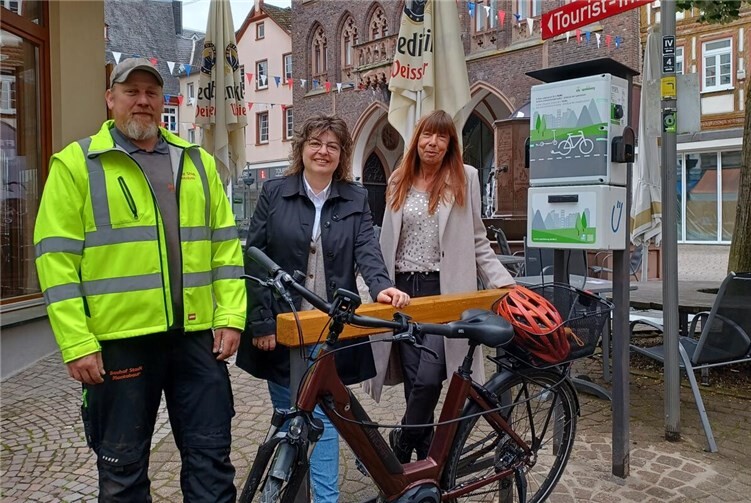 Sie freuen sich über das neu entstandene Angebot in der Innenstadt: (v.l.) Christian Daum vom Bauhof, Stadtbürgermeisterin Melanie Leicher und Karin Maas, die Leiterin der Tourist-Information.