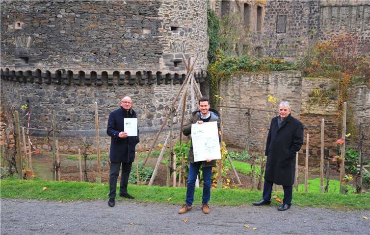 Sie freuen sich über den Bundespreis Stadtgrün (v.l.): Oberbürgermeister Achim Hütten, Johannes Mader, Sachgebietsleiter Umwelt und Nachhaltigkeit, und Bürgermeister Claus Peitz. Foto: Stadt Andernach/Maurer