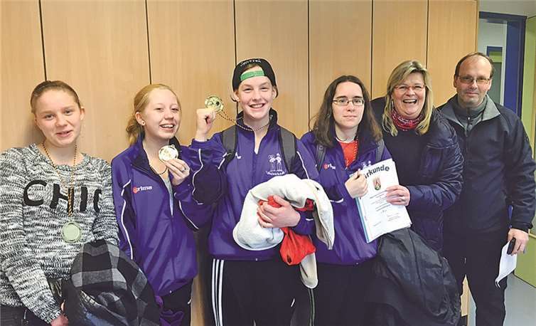 Sie freuen sich über den Titel: Doreen Rehse, Gina Mallmann, Jaqueline Dittrich, Yvonne Hoischer, Sport-Lehrerin Astrid Philippi und Tischtennis-Trainer Stefan Didinger.  privat