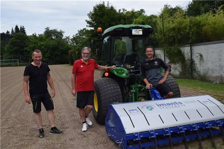 Sie freuen sich über den frisch sanierten Rasen (von links): Mathias Schneichel von der Stadt, Jürgen Kollmer, Abteilungsleiter Fußball Namedy, und Greenkeeper Marco Jung.  Foto: Stadt Andernach/Versch