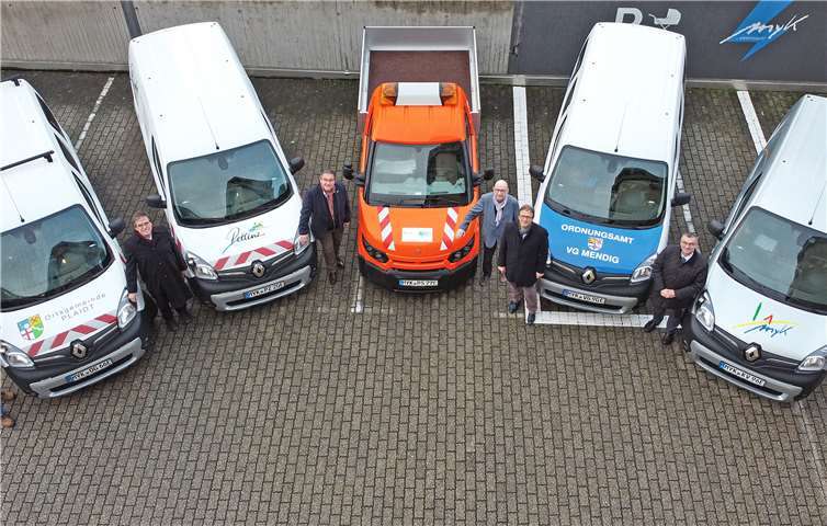 Sie freuen sich über den künftigen Einsatz der Elektrofahrzeuge (von links): Peter Wilkes, Ortsbürgermeister der Gemeinde Plaidt, Klaus Bell und Jürgen Zinken, Bürgermeister und Beigeordneter der Verbandsgemeinde Pellenz, Michael Kessler, Bürgermeister der Stadt Bendorf, Joachim Plitzko, Erster Beigeordneter der Verbandsgemeinde Mendig, und Landrat Dr. Alexander Saftig.Foto: Kreisverwaltung/Morcinek