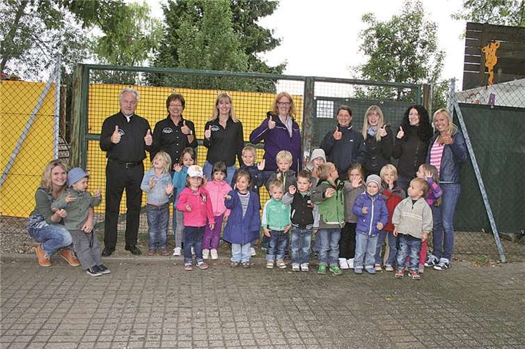 Sie freuen sich über den neuen Sichtschutz: die Kinder und Erzieherinnen der Elterninitiative Kita „Villa Kunterbunt“ sowie der Vorstand der Theatergruppe Odendorf.