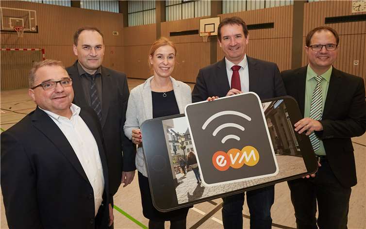 Sie freuen sich über den neuen WLAN-Punkt: Thomas Przybylla, Bürgermeister der Verbandsgemeinde Weißenthurm, Marco Seidl, Bürgermeister. evm / Thomas Frey