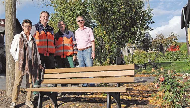Sie freuen sich über den neugestalteten Dorfplatz in Klein Villip (v.li.): Vizebürgermeisterinnen Renate Offergeld, Dr. Hans Böhm und die Mitarbeiter Stendebach und Claßen vom Baubetriebshof der Gemeinde Wachtberg. privat
