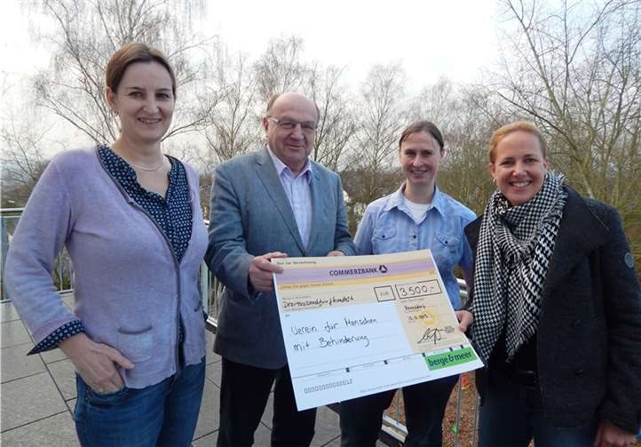Sie freuen sich über die Spende (von links): Kristina Münstermann, HTZ-Geschäftsführerin, Alfons Müller, Vorsitzender VMB, Diplom-Sozialpädagogin Sandra Schunk und Nina Meyer von „Berge & Meer“.privat
