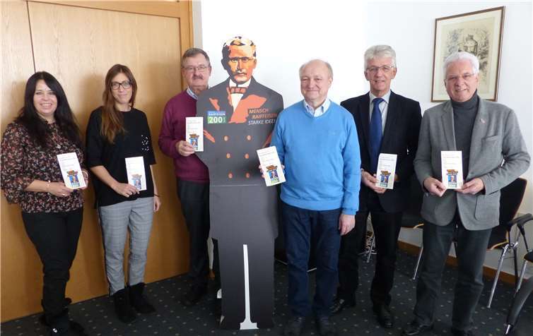 Sie freuen sich über die dritte Auflage der Broschüre „Historische Raiffeisenstraße: Historisches – Touristisches“: (v.l.) Nadja Wiesbaum-Hümmerich (Touristikabteilung der Verbandsgemeinde Flammersfeld), Vanessa Selent (Touristikabteilung der Stadt Neuwied), Josef Zolk (Stellvertretender Vorsitzender der Deutschen Raiffeisengesellschaft), Landrat Michael Lieber (Stellvertretender Vorsitzender des Kuratoriums der Deutschen Raiffeisengesellschaft), Dietmar Winhold (Ortsbürgermeister Weyerbusch) und Bernd Niederhausen (Ortsbürgermeister Hamm-Sieg). privat