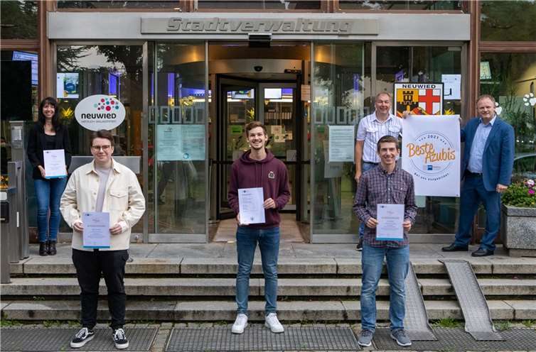 Sie freuen sich über die erneute IHK-Auszeichnung (hinten, von links): Ausbildungsleiterin Patricia Bresgen, IT-Ausbildungskoordinator Michael Buchheim und Oberbürgermeister Jan Einig; (vorne, von links) die „Besten Azubis“ Maximilian Duhr, Daniel Koop und Jan Walldorf. Foto: Stadtverwaltung/Gerhard Wingender