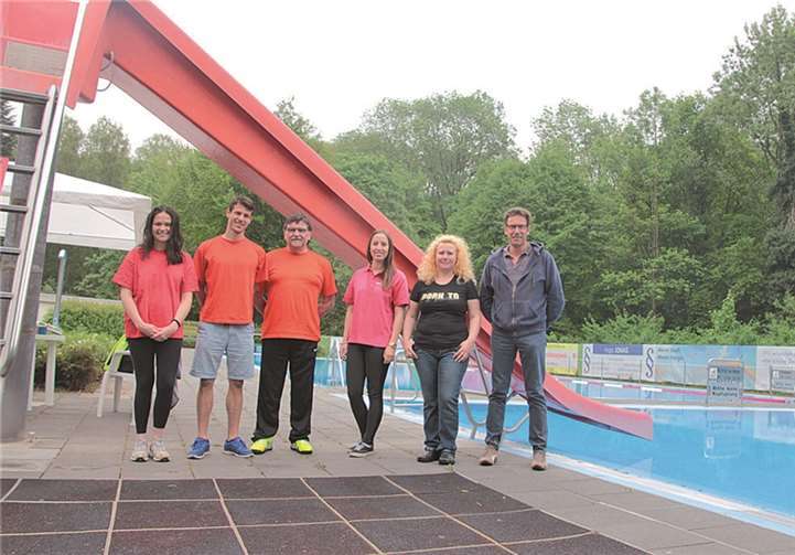 Badespaß nun bis 20 Uhr Sie freuen sich über die erweiterten Öffnungszeiten: (v. re.) HVO-Verantwortlicher Jürgen Muscheid, Kiosk- und Biergartenbetreiberin Larissa Lenz-Wart sowie das Schwimmmeister-Team um Hans-Joachim Hoffmann (3. v. li.). HVO