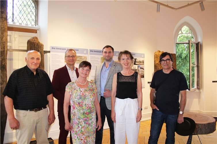 Sie freuen sich über die gelungene Ausstellung: Rudolf Menacher (v. l.), Andreas Geron, Agnes Menacher, Gabriel Heeren, Andrea Lawrenz und Andreas Schmickler.  Fotos: HG
