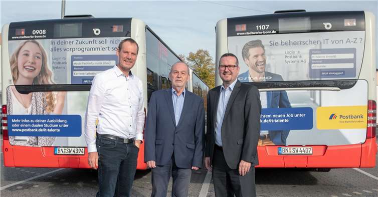 Sie freuen sich über die gelungene Umsetzung der rollenden Personalmarketing-Kampagne (von links): Gerhard Bill (COO Postbank Systems AG), Joachim Mossel (SD VerkehrsMedien) und Bernd Pollak (Vorstand Anwendungsentwicklung Postbank Systems AG). JOST