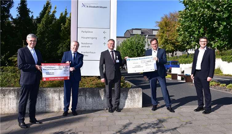 Sie freuen sich über die gezielte Umsetzung ihrer Spenden für die Palliativstation (v. l.): Karl-Josef Esch, Vorstandsvorsitzender der Sparkasse Mayen, Dr. Paul Glauben, Vorsitzender des Fördervereins, Georg Kohl, Kaufmännischer Direktor des St. Elisabeth, sowie die beiden Vertreter der Volksbank RheinAhrEifel Markus Müller, Vorstandsmitglied, und Oliver Engels, Direktor Regionalmarkt MayenRhein. Foto: GKM