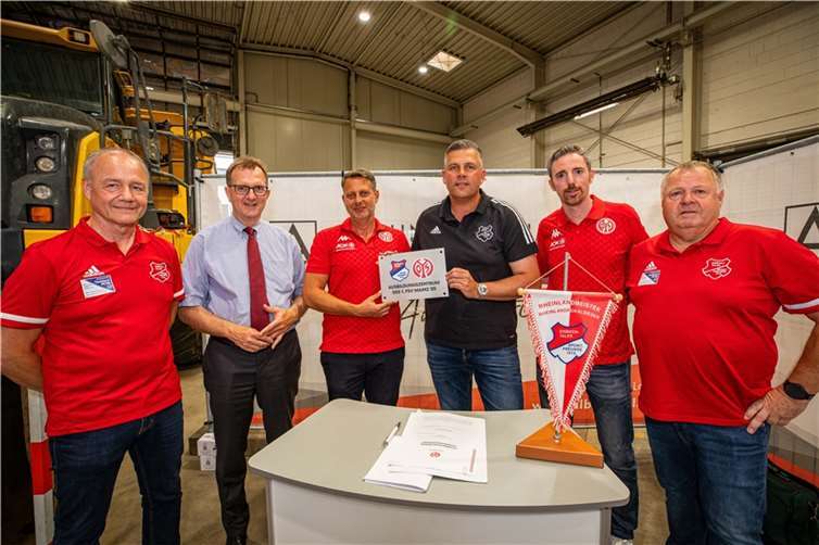 Sie freuen sich über die neue Vereinbarung, die Eisbachtal zum Ausbildungszentrum der Mainzer macht (von links): Roger Perne (Eisbachtaler Sportfreunde), Klaus Rohletter (Bauunternehmung Albert Weil AG), Marco Usai (1. FSV Mainz 05), Marco Köster (Sportfreunde Eisbachtal), Meikel Schönweitz (1. FSV Mainz 05) und Uwe Quirmbach (Sportfreunde Eisbachtal).  Fotos: Andreas Egenolf