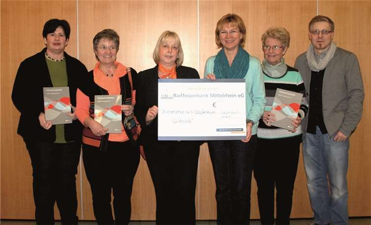 Sie freuen sich über die neuen Chorbücher (von links): Eva Höfer (Zweite Vorsitzende), Elke Brosius, Sabine Petzold (Kundenberaterin der Raiffeisenbank Weißenthurm), Pia Zeyen (Vorsitzende des Kirchenchors), Ursula Schmitz und Archivar Udo Weber.privat.