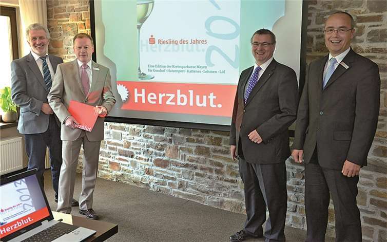 Sie freuen sich über die positive Resonanz: Bürgermeister Bruno Seibeld, KSK-Vorstand Peter Schaaf, Landrat Dr. Alexander Saftig und KSK-Filialleiter Herbert Hürter (v.l.) - hier bei der Vorstellung des Weinwettbewerbs im Juni.privat
