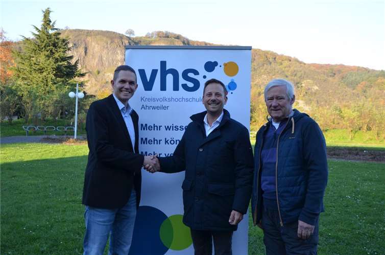 Sie freuen sich über die von Beginn an gute Zusammenarbeit im Bildungsangebot für Remagener Bürger: (v.l.) kvhs-Leiter Christian Hofeditz, Bürgermeister Björn Ingendahl und Beigeordneter Volker Thehos.  Foto: Marc Göttlicher