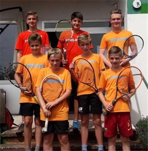 Sie freuen sich über ihren Aufstieg (hinten v.l.): Kimi Dill, Dominik Hocker, Linus Franke, Mitte: Daniel Kluge, Simon Heinzberger, vorne: Jan Heinzberger, Finn Röttig. Es fehlt Moritz Muscheid.privat