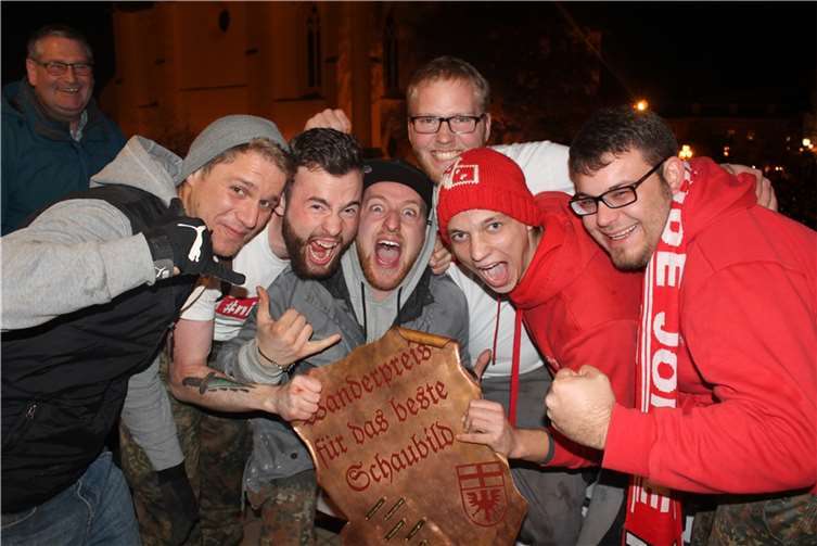 Sie freuen sich über ihren Sieg: Die Jungs von der Niederhut.