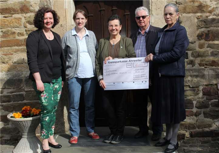 Sie freuten sich bei der Spendenübergabe über die stolze Summe von 1.000,00 Euro (von links): Chorleiterin Andrea Ernst, Edda Hornberger, Ulrike Kaiser, Paul Weber und Lucinda Spielmanns.  WK