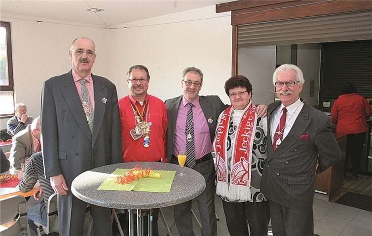 Sie freuten sich beim diesjährigen Neujahrsempfang der KG „Jeckige Globistere“ Waldorf (v.li.): VG-Beigeordneter Hans-Josef Marx, KG-Vorsitzender Arnold Mehren, Ortsbürgermeister Hans Dieter Felten, Obermöhn Anneliese Schmitt und RKK-Vizepräsident Willi Fuhrmann. WK