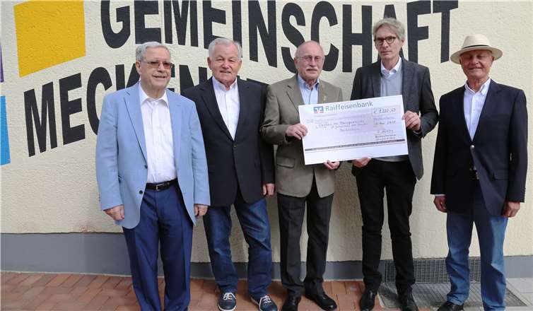 Sie freuten sich mit Diakon Michael Lux (Zweiter von rechts) über die großzügige Spende: Dieter Burdak (links), Siegfried Bader, Sängerkreis-Vorsitzender Heinrich Müller und Theo Beck.StF