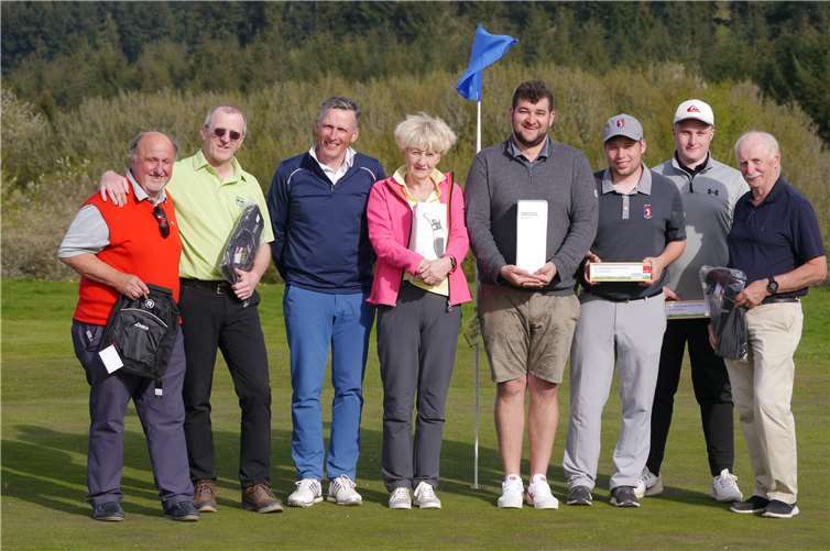 Sie freuten sich neben den Spielergebnissen auch über die Spende an die Krebshilfe: Die Sieger und Platzierten des Turniers.Foto: privat