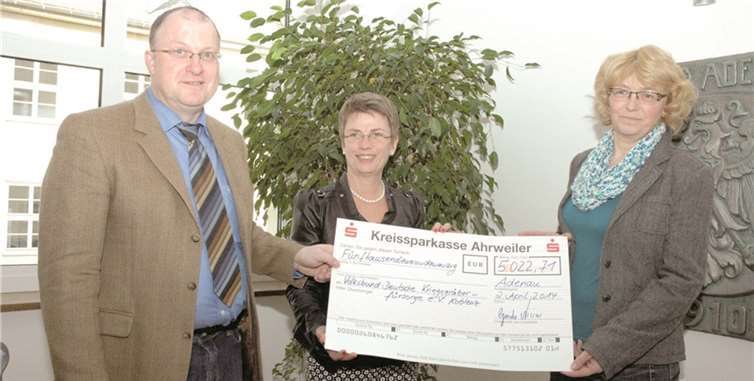 Sie freuten sich über das Ergebnis (von links): Bürgermeister Guido Nisius, Bezirksgeschäftsführerin Bettina Hörter und die VdK-Beauftragte der Verbandsgemeinde Adenau, Ortsbürgermeisterin Monika Korden.UM