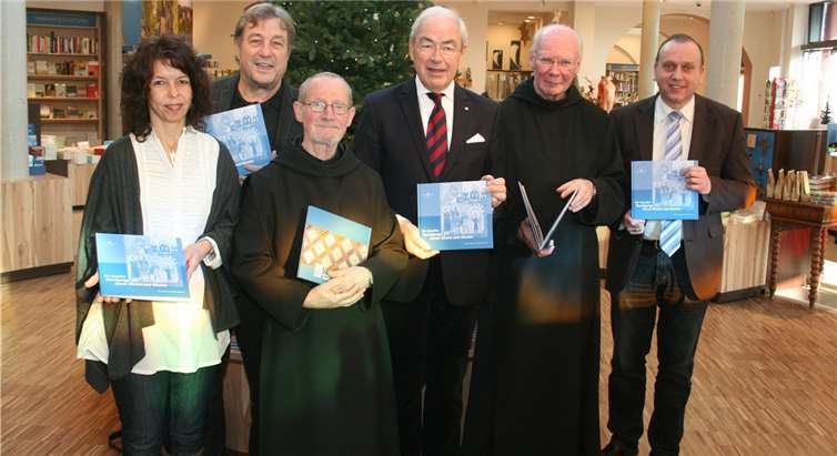 Sie freuten sich über das gelungene Werk: (von links) Andrea Montermann, Peter Seydel, Bruder Joseph Belling (OSB), Gernot Mittler, Prioradministrator Andreas Werner und Bürgermeister Johannes Bell. Fotos: WK