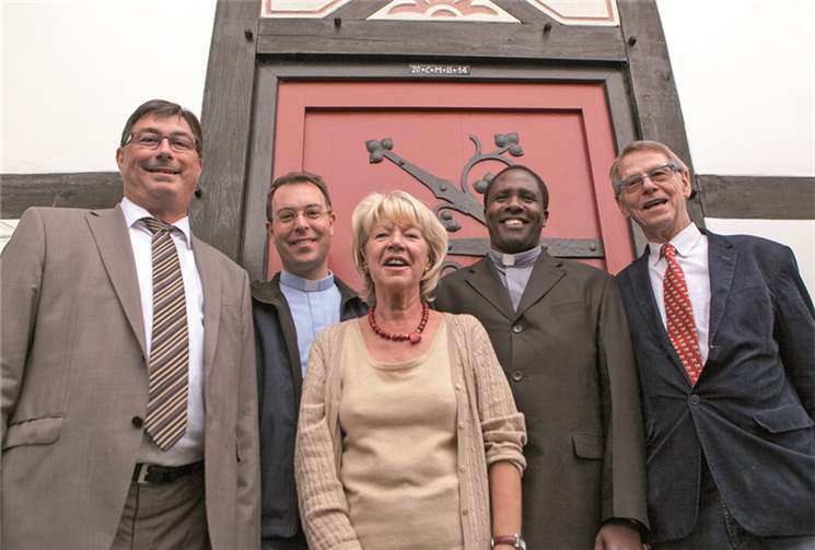 Sie freuten sich über den Erlös in Höhe von 520 Euro für das Schulprojekt in Tansania aus dem Patronatsfest der Marienkapelle in das Villip (v.li.): Josef Aune, Vorsitzender des Vereins „Nachbarn in Not“ aus Leubsdorf, Jesuitenpater Christian Modemann, Maria Böhm vom Kapellenverein, Father Aloyce Orio aus Tansania und Dr. Hans Böhm, Vorsitzender des Kapellenvereins. -Jost-