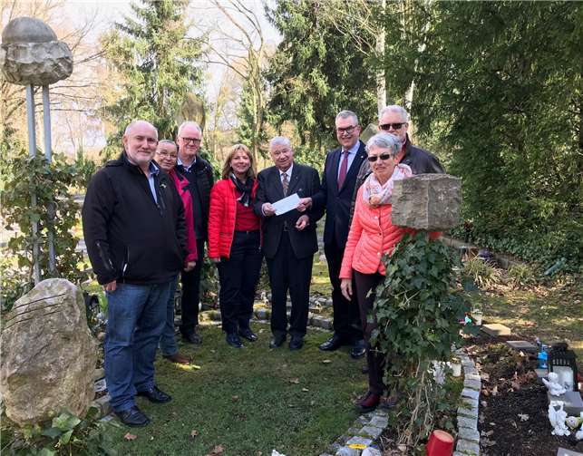 Sie freuten sich über die großzügige Spende: Dr. Gerhard Kreuter, Vorsitzender des Fördervereins (4. v. rechts) und Gaby Frömbgen, Krankenhausoberin (4. v. links). privat