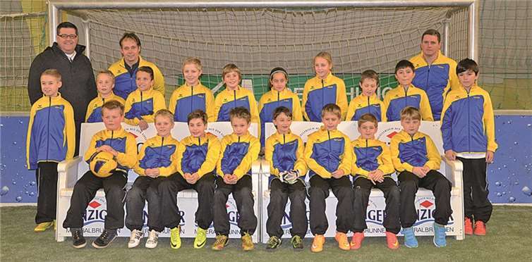 Sie freuten sich über die neuen Trainingsanzüge: (v.R.sitzend v.l.) Elias Dahm, Tobit Roth, Felix Meyer, Julian Gypser, Johnny Mercer, Benedict Weber, Jakob Stockhausen, Michel Stahl; (h.R.stehend v.l.) Marvin Barz, Markus Dahm (Bereichsleiter Postbank), Luca Marx, Udo Marx (Trainer), Bastian Formella, Felix Zepp, Jonas Frömbgen, Luisa Nasri, Paula Willer, Jonathan Roth, Sven Massaneck, Andreas Weber (Trainer), Lucas Schade. WK