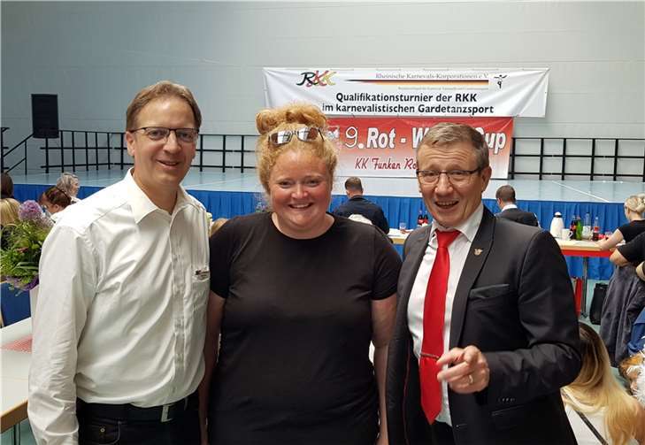 Sie freuten sich über ein gelungenes Gardetanzsport-Turnier in der Bassenheimer Karmelenberghalle: Ortsbürgermeisterin Natalja Kronenberg gemeinsam mit RKK-Pressesprecher Horst Hohn (li.) und Rot-Weiß-Präsident Frank Geisen. Quellen: RKK
