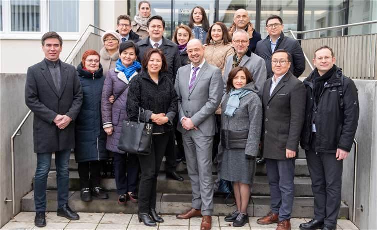 Sie freuten sich über einen intensiven Austausch zum System der Krankenversicherung in Deutschland und Kasachstan – die Mitglieder der kasachischen Delegation mit Clemens Platzköster, Kaufmännischer Direktor und Stellvertretender Vorstandsvorsitzender am UKB, und anderen UKB-Mitarbeitern.Foto: UKB/A. Winkler