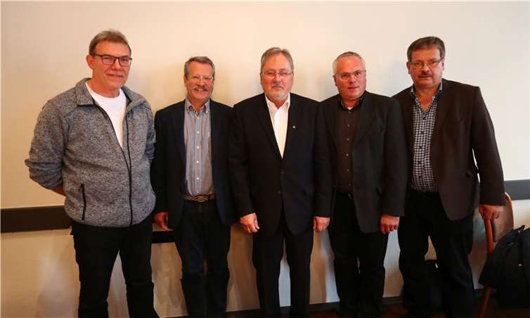 Sie führen in den nächsten drei Jahren den HV Rheinland an (v.l.): Hans Apel (Vizepräsident Jugend), Winfried Schabio (Vizepräsident Recht), Peter Josef Schmitz (Präsident), Rainer Schneider (Vizepräsident Spieltechnik) und Klaus Müller (Vizepräsident Finanzen). Foto: HV Rheinland