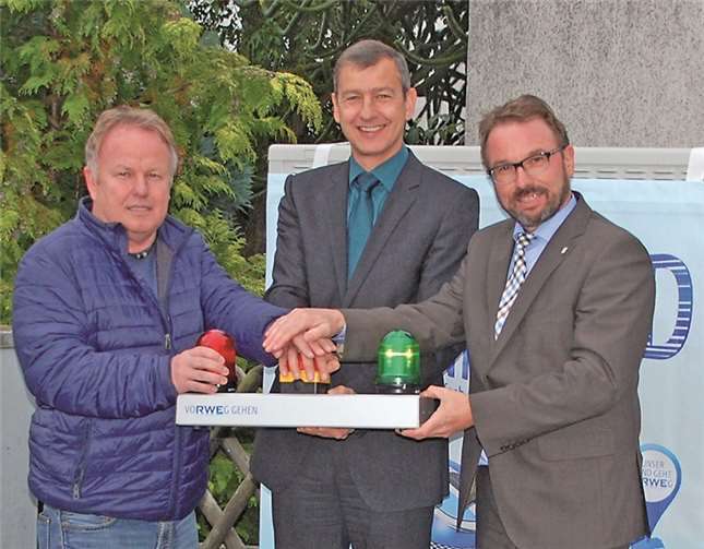 Sie gaben den Startschuss für eine schnelle Internetverbindung im Mayener Stadtteil Hausen: Ortsvorsteher Karl-Josef Weber aus Hausen, RWE-Kommunalbetreuer Michael Dötsch und Wolfgang Treis, Oberbürgermeister Stadt Mayen. RWE