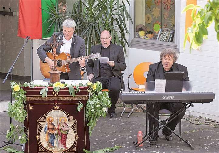 Sie gaben den Ton an beim Offenen Singen des Heimatvereins Villip (v. l.): Pfarrer Günter Schmitz-Valadier, Pfarrer Hermann Josef Zeyen und Kirchenmusiker Benedikt Haentjes.