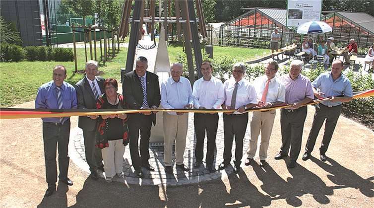 Sie gaben den ersten Bauabschnitt der Brohltalaue-Ost offiziell frei (v.l.): Bürgermeister Johannes Bell, Geschäftsführer Dr. Karl Tack, Ortsbeigeordnete Monika Esser, Ortsbürgermeister Walter Schneider, Ehrenbürger Manfred Rhodius, MdL Marcel Hürter, Minister Roger Lewentz, MdL Horst Gies, MdL Guido Ernst und Ortsbeigeordneter Alfred Gail.WK