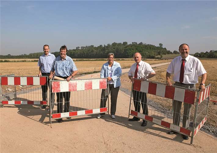Sie gaben den neu angelegten Swistauenweg in der Nähe der Kläranlage Miel offiziell für den Verkehr frei (v.li.): Jürgen Funke von der Gemeindeverwaltung Swisttal, Projektleiter Karl-Heinz Beier vom Erftverband, die Erste Beigeordnete Petra Kalkbrenner, Erftverband-Vorstand Dr. Wulf Lindner und Bernd Bucher, Bereichsleiter Gewässer. VJ