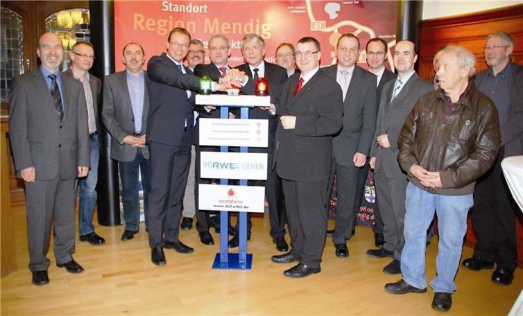 Sie gaben den offiziellen Startschuss zur Inbetriebnahme des schnellen Internets im Breitbandprojekt Mendig: Jörg Lempertz, Bürgermeister der Verbandsgemeinde Mendig, Ralf Gawlyta, Regionalleiter Technik in der Vodafone-Niederlassung Rhein-Main, Dr. Heinz-Willi Mölders, Vorstand RWE Deutschland und Dr. Alexander Saftig, Landrat des Kreises Mayen-Koblenz (Bildmitte v.l.n.r.). RWE